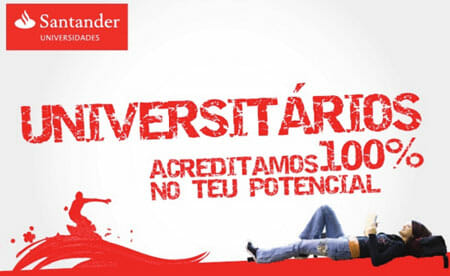 Estudante abrindo conta universitária Santander pelo celular